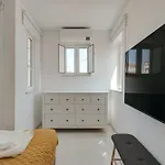 Hostwise - Stylish Flat Near Bica Elevator