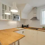 Hostwise - Stylish Flat Near Bica Elevator