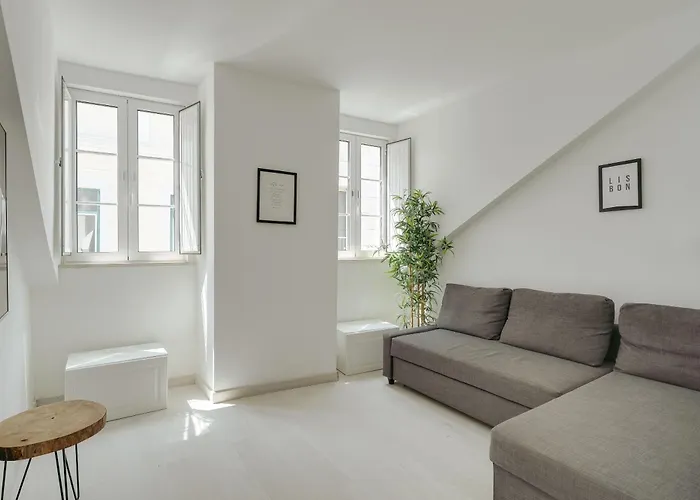 Hostwise - Stylish Flat Near Bica Elevator