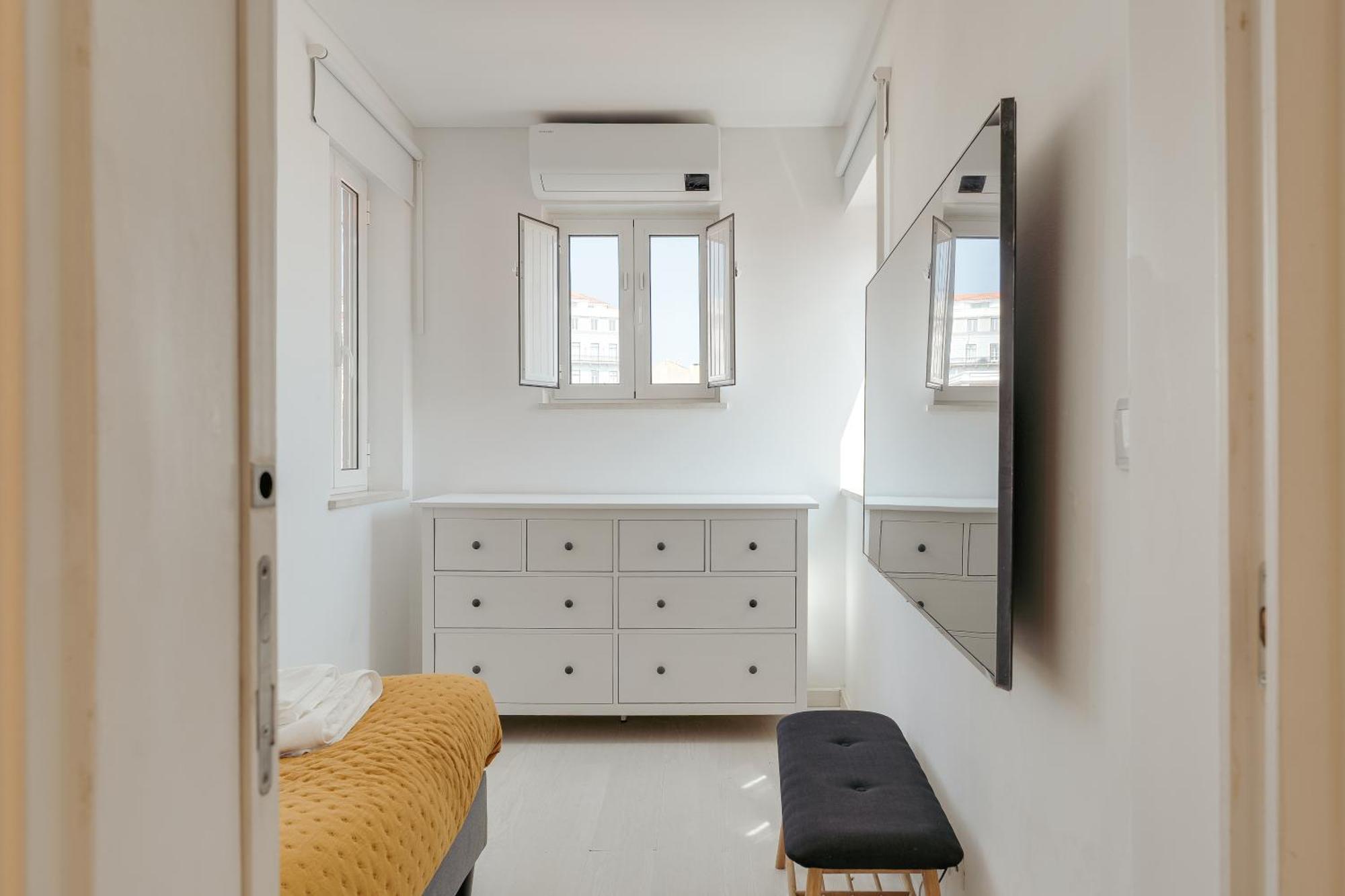 Hostwise - Stylish Flat Near Bica Elevator