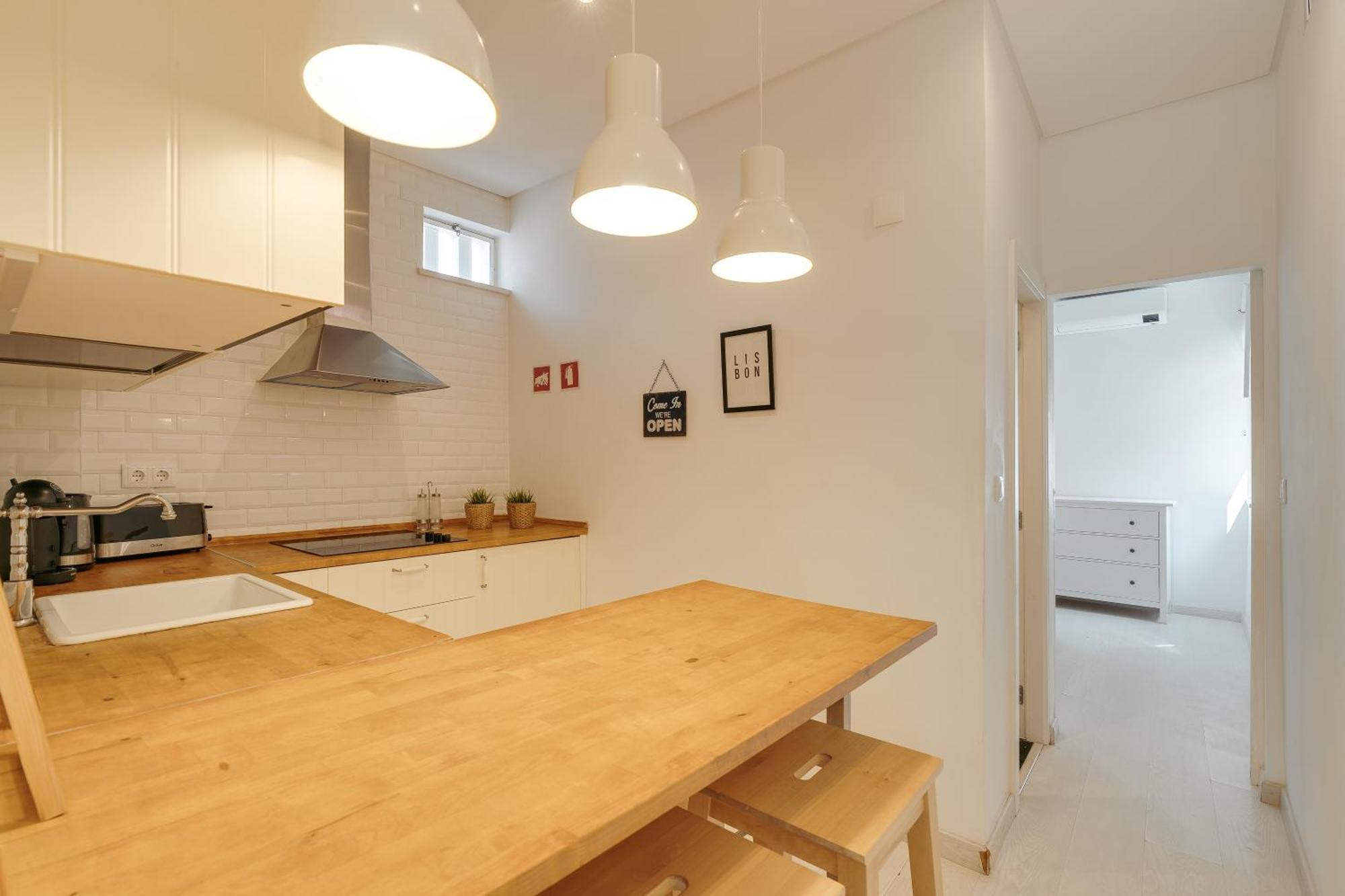 Hostwise - Stylish Flat Near Bica Elevator Apartamento